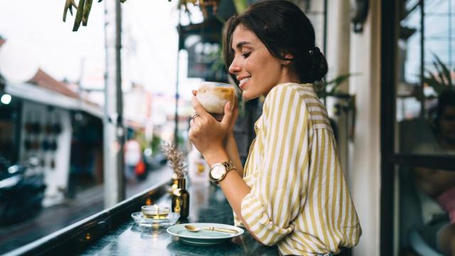 Mujer disfrutando con un café.