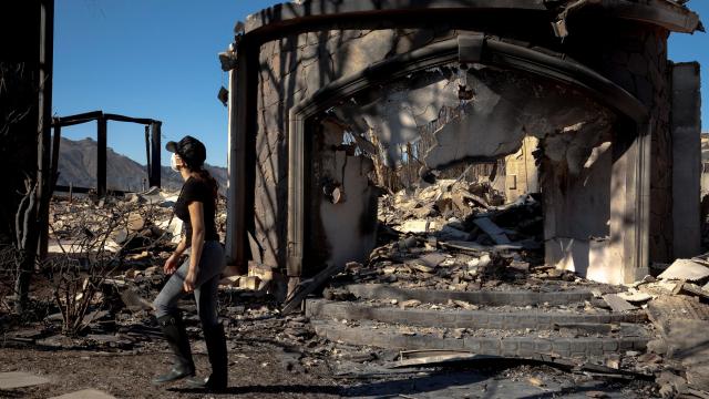 Una casa destruida por las llamas en el incendio de Palisades, en Los Ángeles.