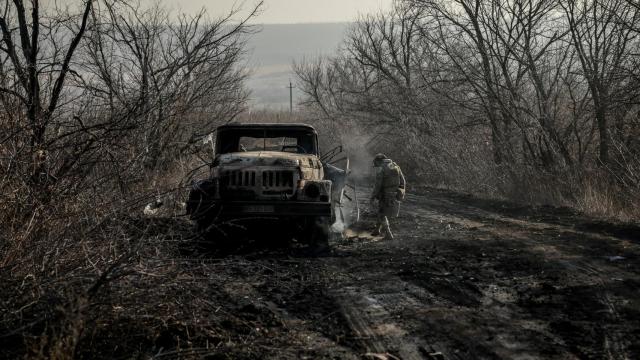 Soldado ucraniano inspecciona una zona en busca de minas y proyectiles sin explotar cerca de Chasiv Yar.