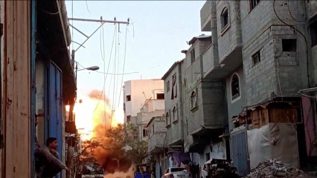 En esta captura de pantalla tomada de un vídeo, se ven llamas que se elevan tras un ataque aéreo israelí contra una casa en el campo de refugiados de Bureij, en Gaza.