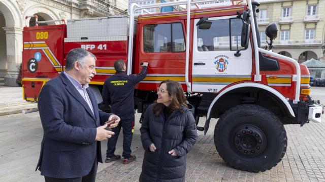 El Concello de A Coruña cede a Oleiros un vehículo de bomberos para sus emergencias