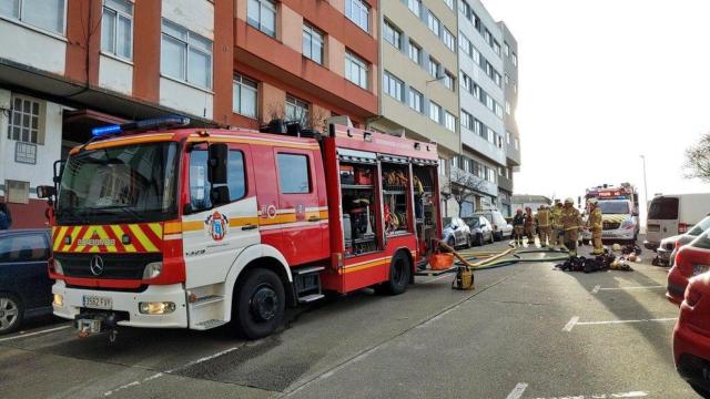 Bomberos extinguiendo un incendio de la calle Antonio Ríos de A Coruña