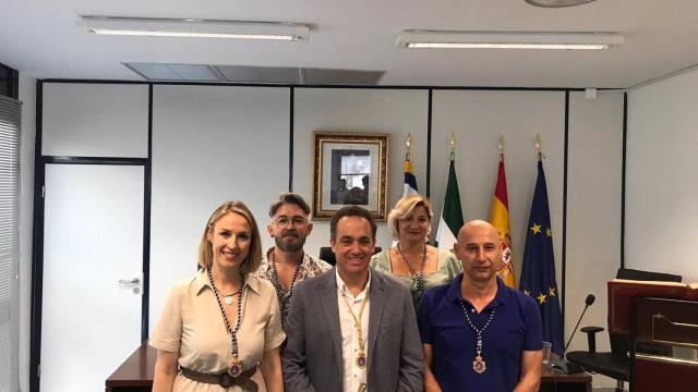 El exalcalde de Valencina, en el centro de la imagen con su equipo de gobierno