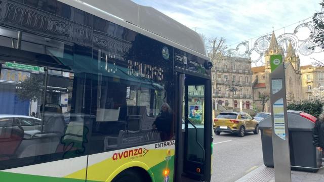 Imagen de un autobús de Vitrasa llegando a una parada de Vigo este lunes.