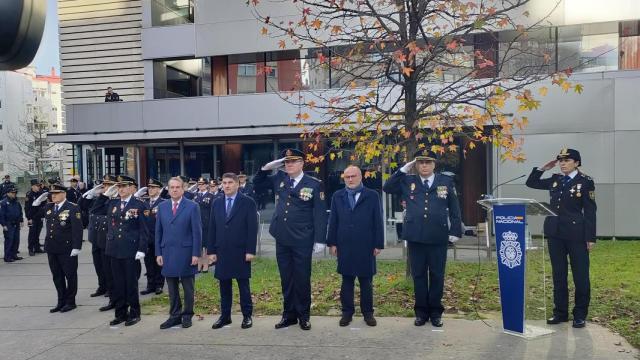 Vigo inaugura una plaza dedicada a la Policía Nacional con la presencia de autoridades.