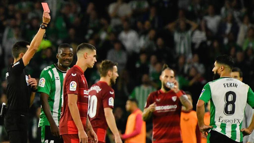 Sánchez Martínez expulsa a Fekir durante el partido Betis - Sevilla.