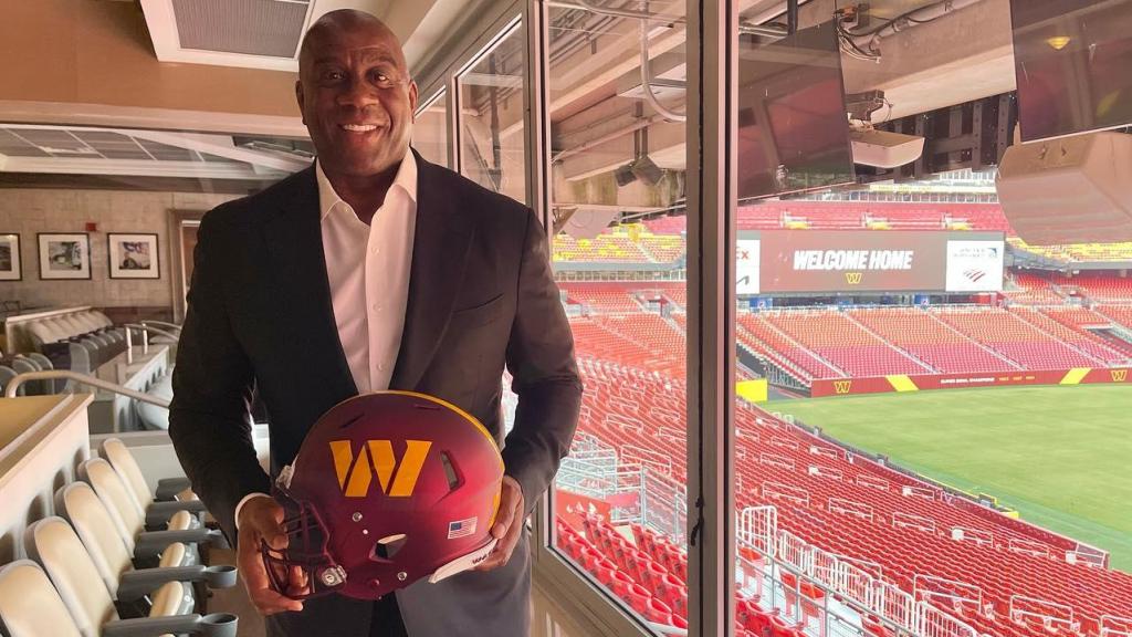 Magic Johnson con el casco de los Washington Commanders, su equipo en la NFL