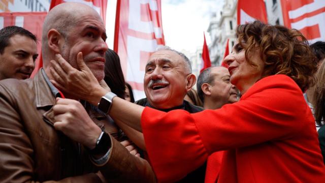 La vicepresidenta María Jesús Montero saluda a Unai Sordo (CCOO) ante Pepe Álvarez (UGT), en el último Primero de Mayo.