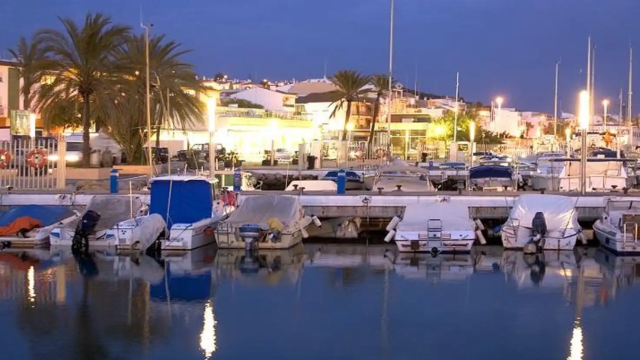 Imagen del puerto deportivo de Caleta de Vélez.