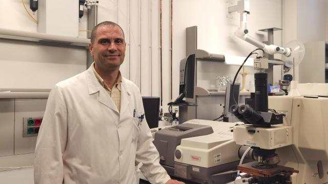 Ángel Berenguer, en su laboratorio en la Universidad de Alicante.