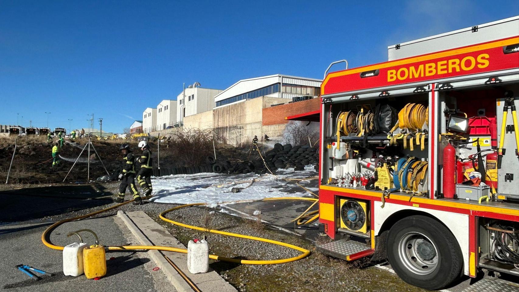 Los Bomberos extinguen un incendio en un polígono industrial de Ávila