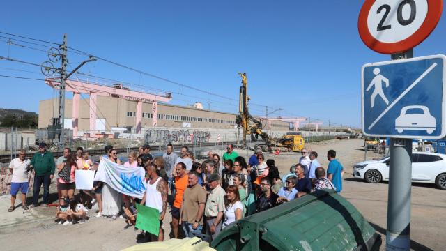 Vecinos del 'salto del carnero' se concentran contra la obra de Adif en Palencia en una foto de archivo del pasado mes de julio