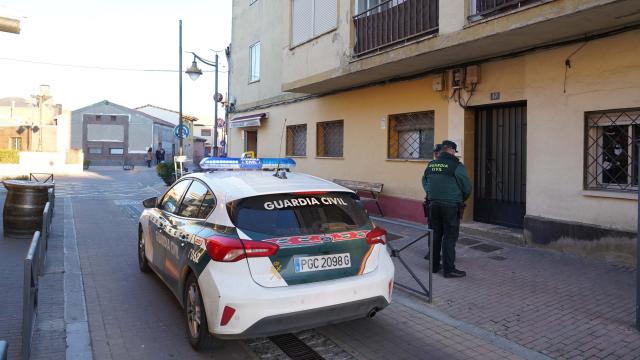 La Guardia Civil en el lugar de los hechos tras el asesinato en Viana de Cega