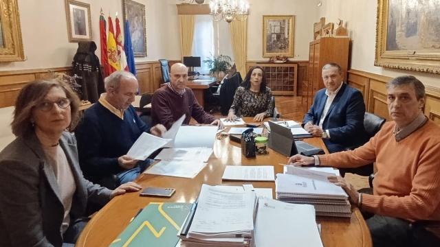 El presidente de la Diputación de Zamora y del Consorcio Provincial de Prevención y Extinción de Incendios, Salvamentos y Protección Civil de Zamora, Javier Faúndez Domínguez; junto a representantes del Ayuntamiento de Toro, encabezados por la alcaldesa Ángeles Medina Calero