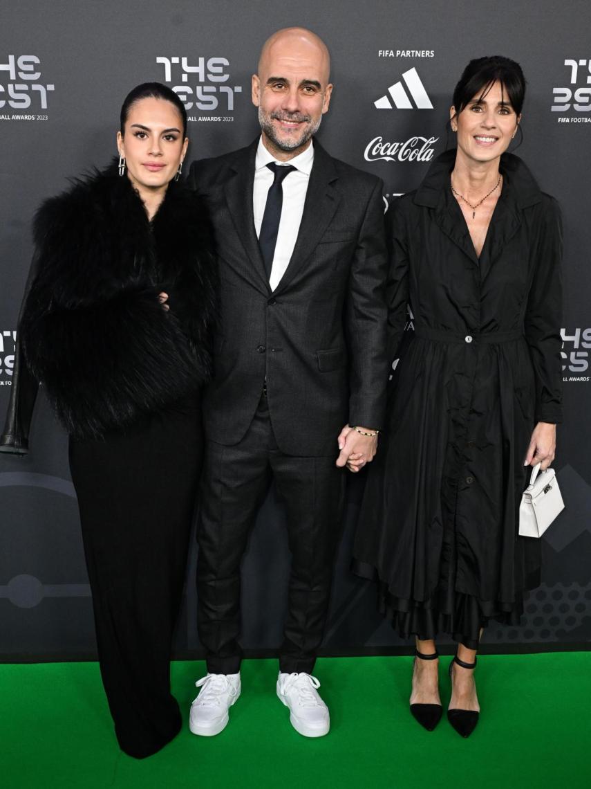 María Guardiola con sus padres en la gala 'The Best' de 2024.