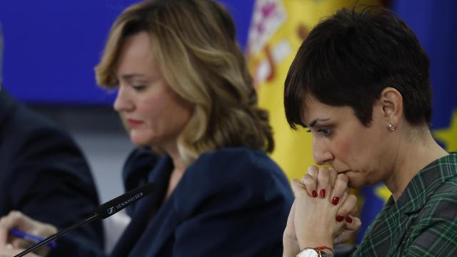 La ministra de Vivienda, Isabel Rodríguez (d) durante la rueda de prensa tras el Consejo de Ministros celebrado este martes en Moncloa.