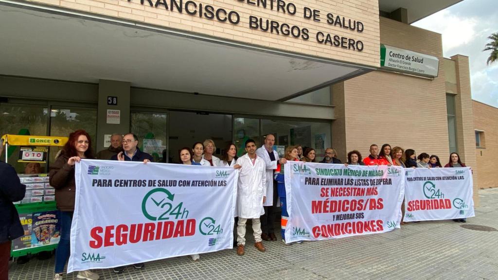 Concentración en el centro de salud de Alhaurín el Grande.