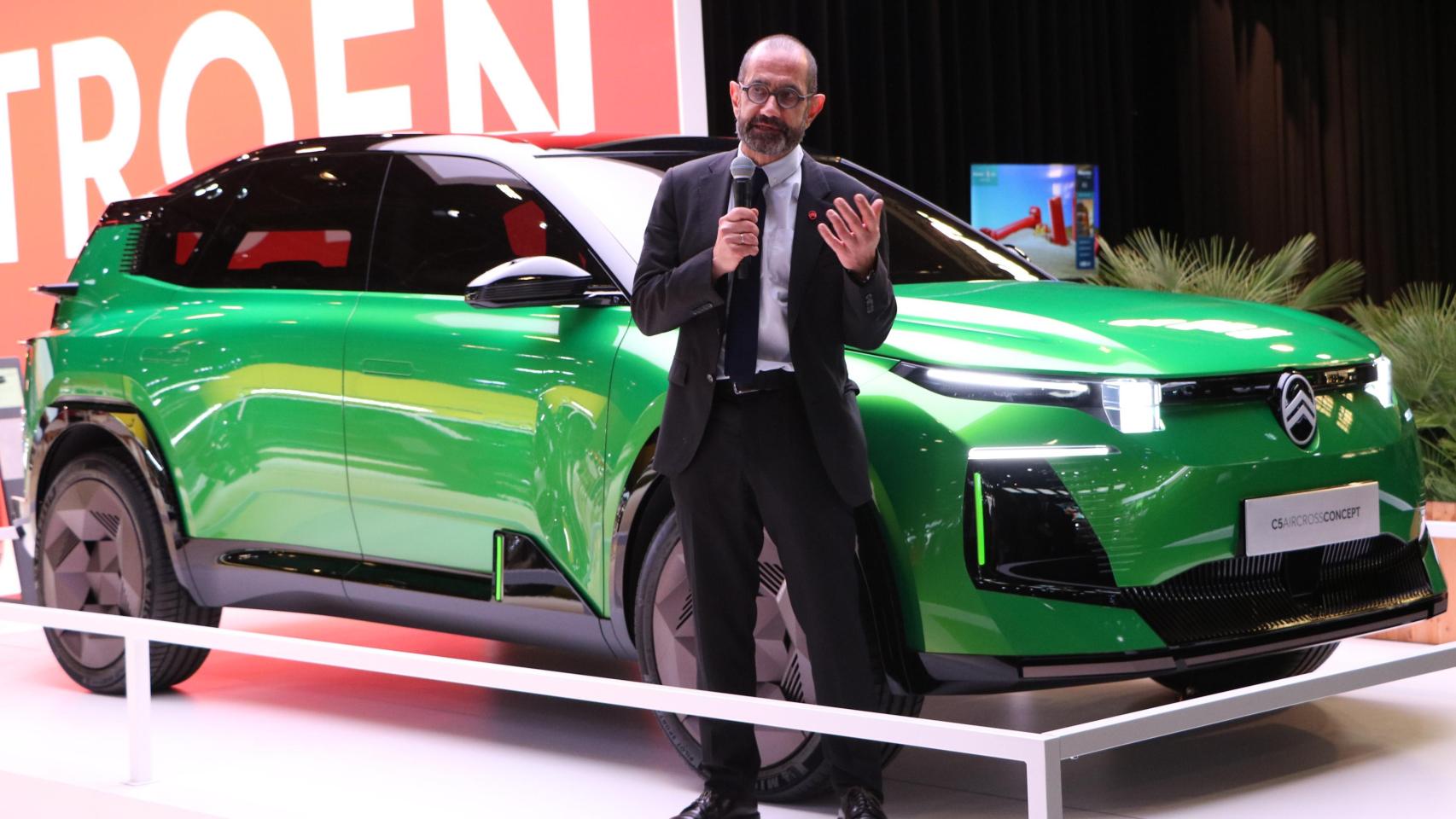 Thierry Koskas, CEO de Citroën, junto al próximo Citroën C5 Aircross, todavía como prototipo.