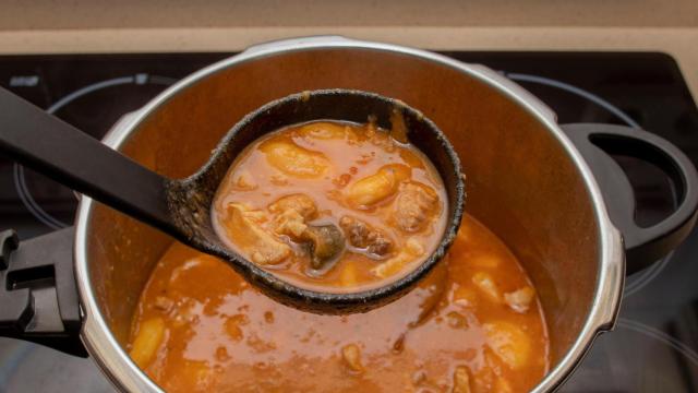 Una olla con fabada casera de la abuela gallega