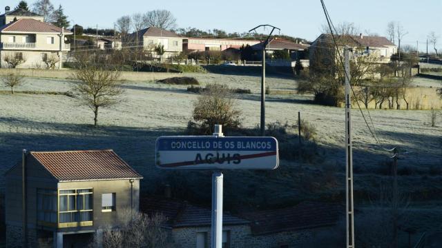 Imagen de archivo del pueblo de Loureses desde Aguís en el concello de Os Blancos, a 24 de enero de 2023, en Ourense