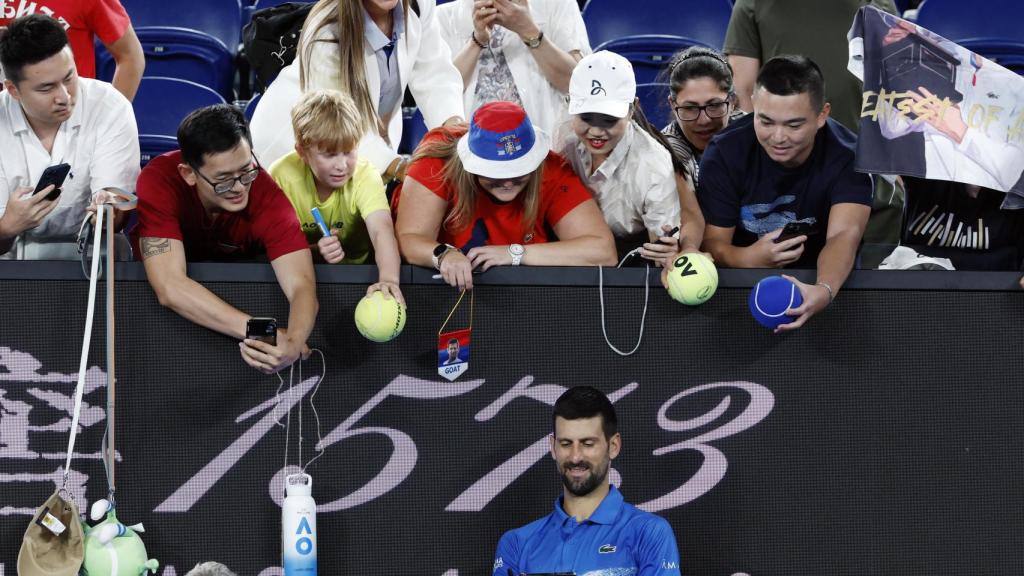 Novak Djokovic atiende a los aficionados tras su victoria en la segunda ronda del Abierto de Australia 2025