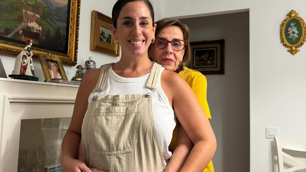 Anabel Pantoja y Merchi, abrazándose.