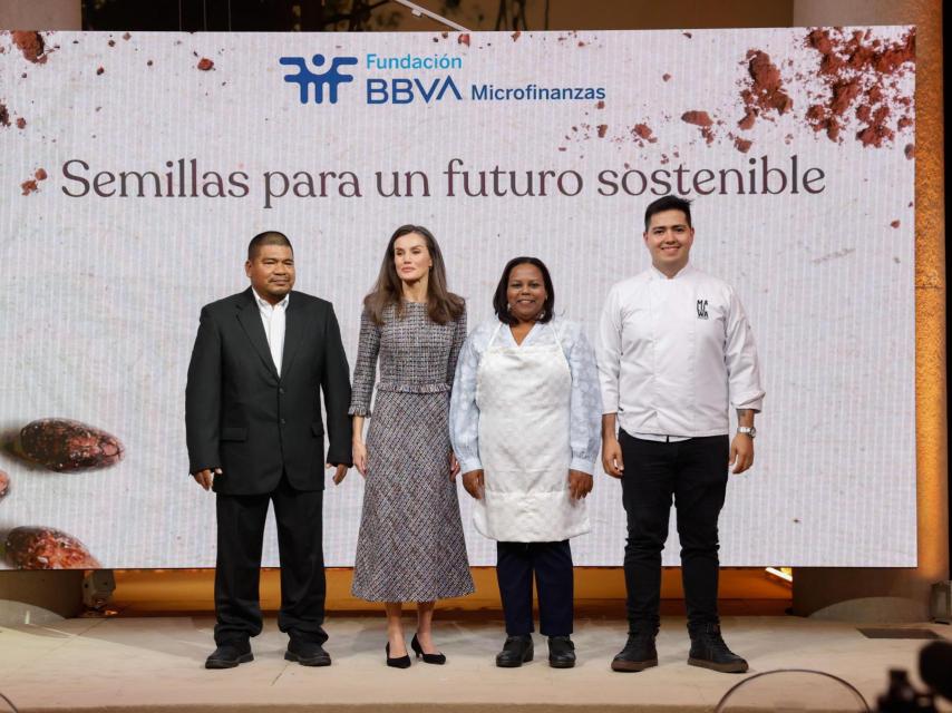 La reina Letizia, junto a los emprendedores Marlon Ferreira, Ana Rodríguez y Constantino Blandford, participa en el acto de la Fundación Microfinanzas BBVA sobre 'Semillas para un futuro sostenible', este miércoles en el Palacio del Marqués de Salamanca.