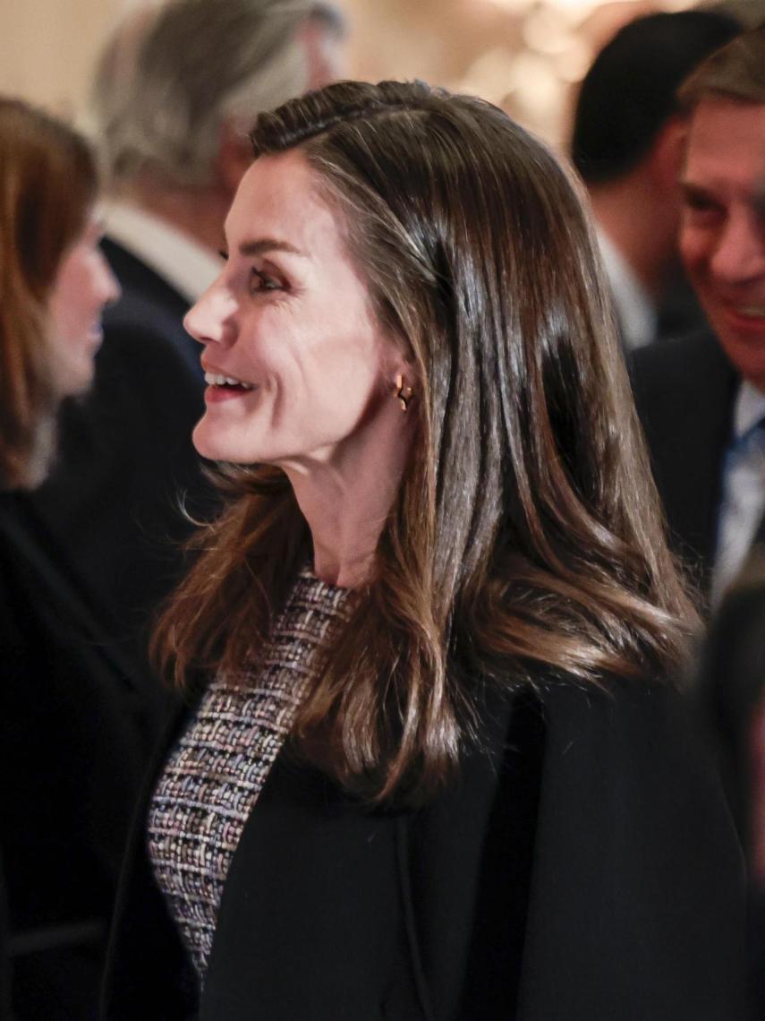 Letizia, con pendientes de la marca Singularu.