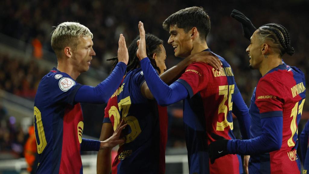 Los jugadores del Barça celebran el gol de Koundé ante el Betis.