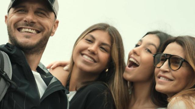 Joaquín Sánchez, junto a su mujer, Susana Saborido, y sus dos hijas, Daniela y Selma.