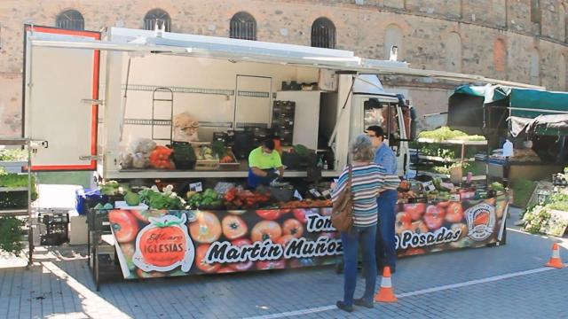 El mercadillo de los sábados de Segovia, ubicado junto a la Plaza de Toros de la capital segoviana