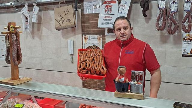 Roberto en su carnicería con las deliciosas salchichas