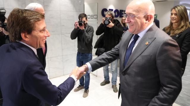 El alcalde de Valladolid, Jesús Julio Carnero, saluda al alcalde de Madrid, José Luis Martínez Almeida en la presentación de la Oficina Municipal de Proyectos y Atracción de Inversiones – Valladolid Now.