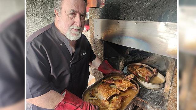 Luis Miguel de la Torre con el cabrito en su asador