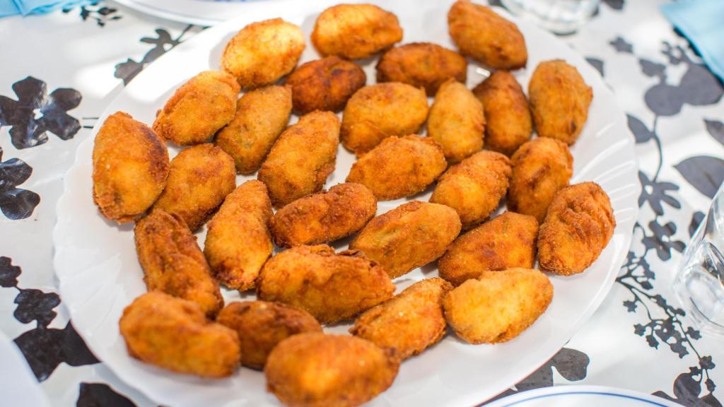 Un plato de croquetas.