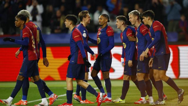 Los jugadores del Barça celebran el gol de Gavi.