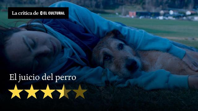 Laetitia Dosch con el perro Kodi, que interpreta a Cosmos, en un momento del filme