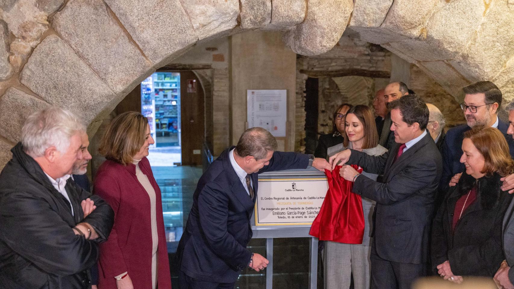 El presidente de Castilla-La Mancha, Emiliano García-Page, y el alcalde de Toledo, Carlos Velázquez, inauguraron el nuevo Centro Regional de Artesanía de Castilla-La Mancha.