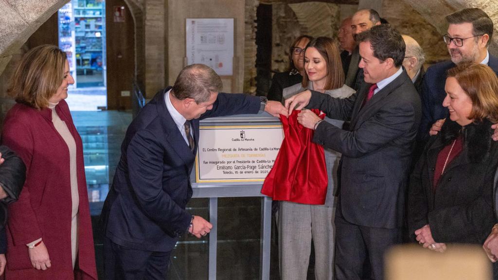 El presidente de Castilla-La Mancha, Emiliano García-Page, y el alcalde de Toledo, Carlos Velázquez, inauguraron el nuevo Centro Regional de Artesanía de Castilla-La Mancha.