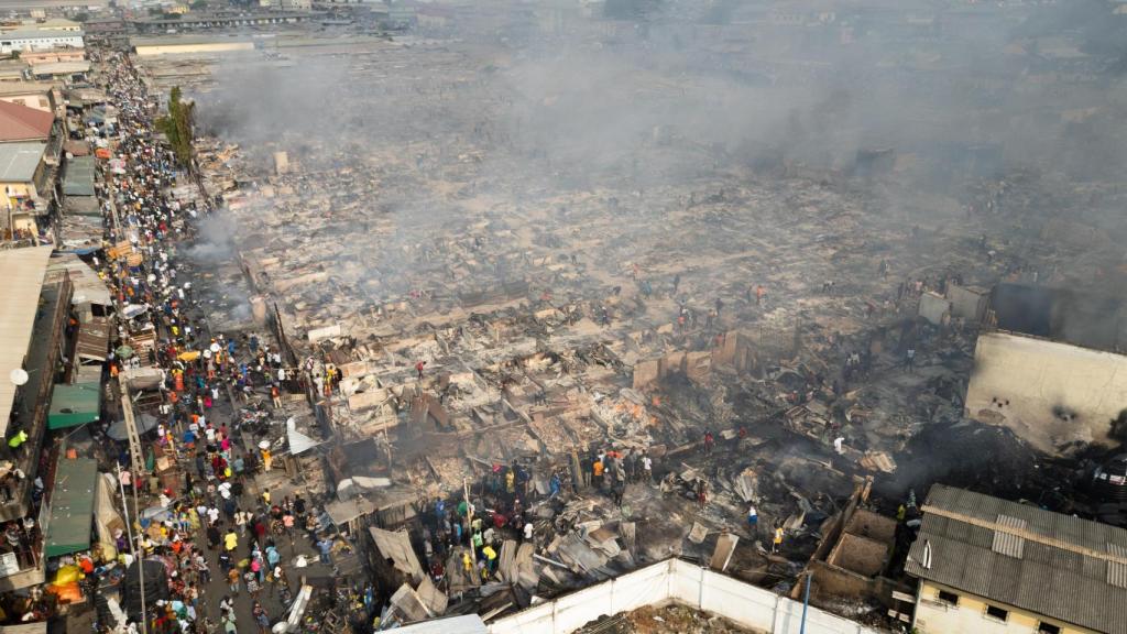 Vista aérea del mercado de Kantamanto tras el incendio de principios de enero.