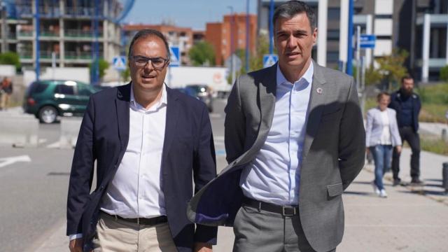 Santiago Llorente, alcalde socialista de Leganés hasta 2023, y Pedro Sánchez visitando la obra de vivienda pública que fue adjudicada al constructor de la 'trama Koldo'.