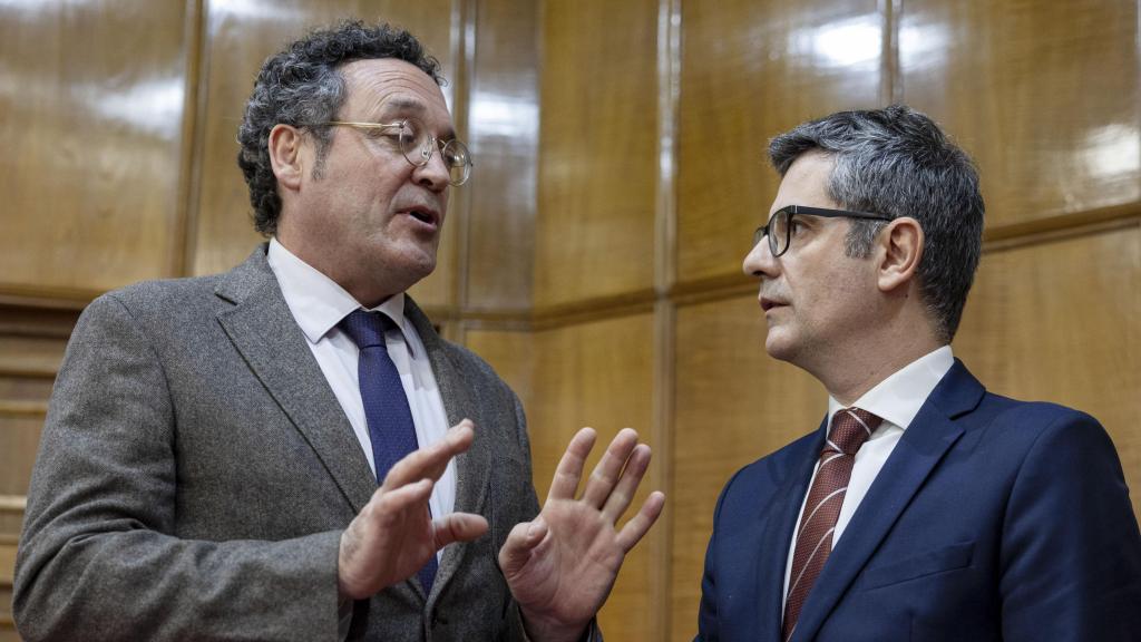 El fiscal general del Estado, Álvaro García Ortiz, conversa con el ministro de Justicia y Relaciones con las Cortes, Félix Bolaños, este miércoles.