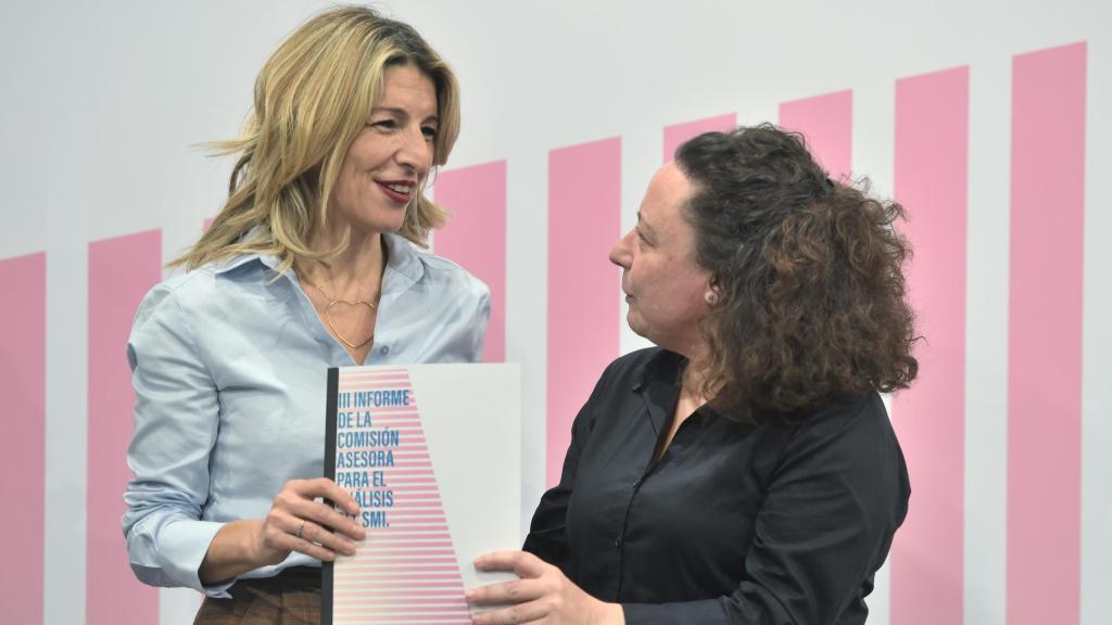 Yolanda Díaz, vicepresidenta segunda del Gobierno, con Begoña Cueto, catedrática de Economía Aplicada de la Universidad de Oviedo y vicepresidenta de la Asociación Española de Economía del Trabajo.