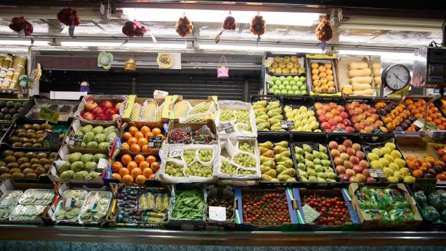 Expositor de una frutería en un mercado