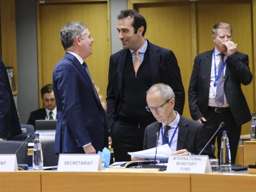 El ministro de Economía, Carlos Cuerpo, conversa con el presidente del Eurogrupo, Paschal Donohoe, durante la última reunión de diciembre de 2024