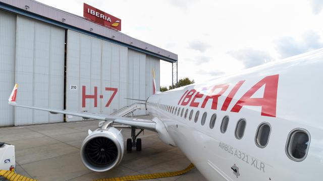 El nuevo avión AIRBUS A321 XLR en las instalaciones de mantenimiento de Iberia.