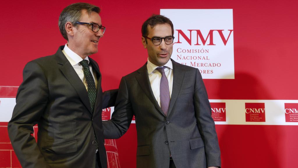 El ministro de Economía, Carlos Cuerpo (d) posa con el presidente de la Comisión Nacional del Mercado de Valores (CNMV), Carlos San Basilio (i) durante su toma de posesión en un acto celebrado en Madrid.