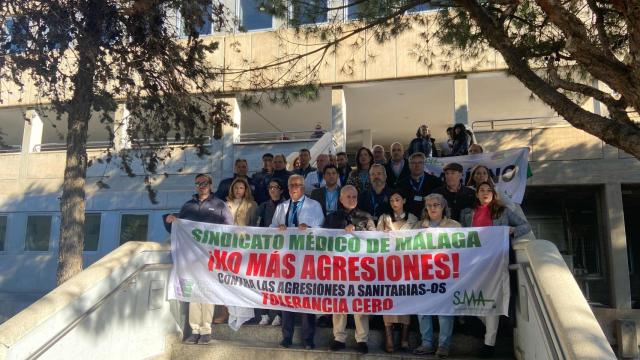 Concentración ante la nueva agresión a una médica en Málaga.