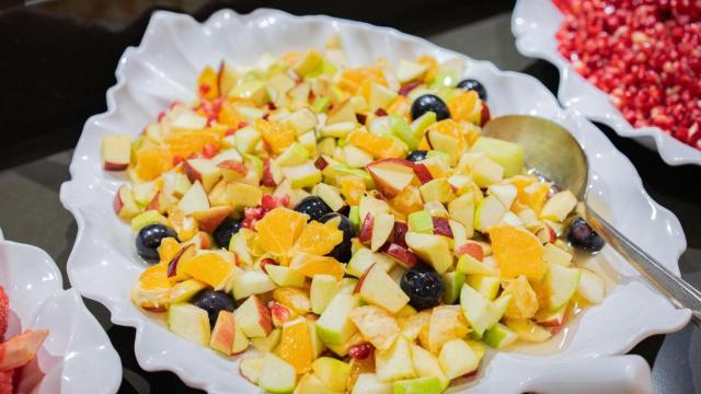 Plato de ensalada de frutas.