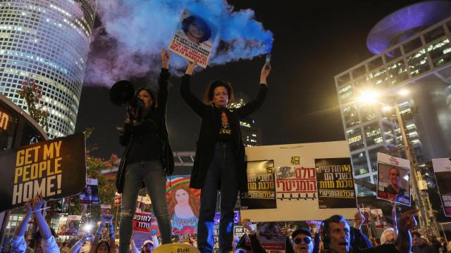 Manifestantes en Tel Aviv reclaman este miércoles el regreso de los rehenes tras el acuerdo del alto el fuego en Gaza.